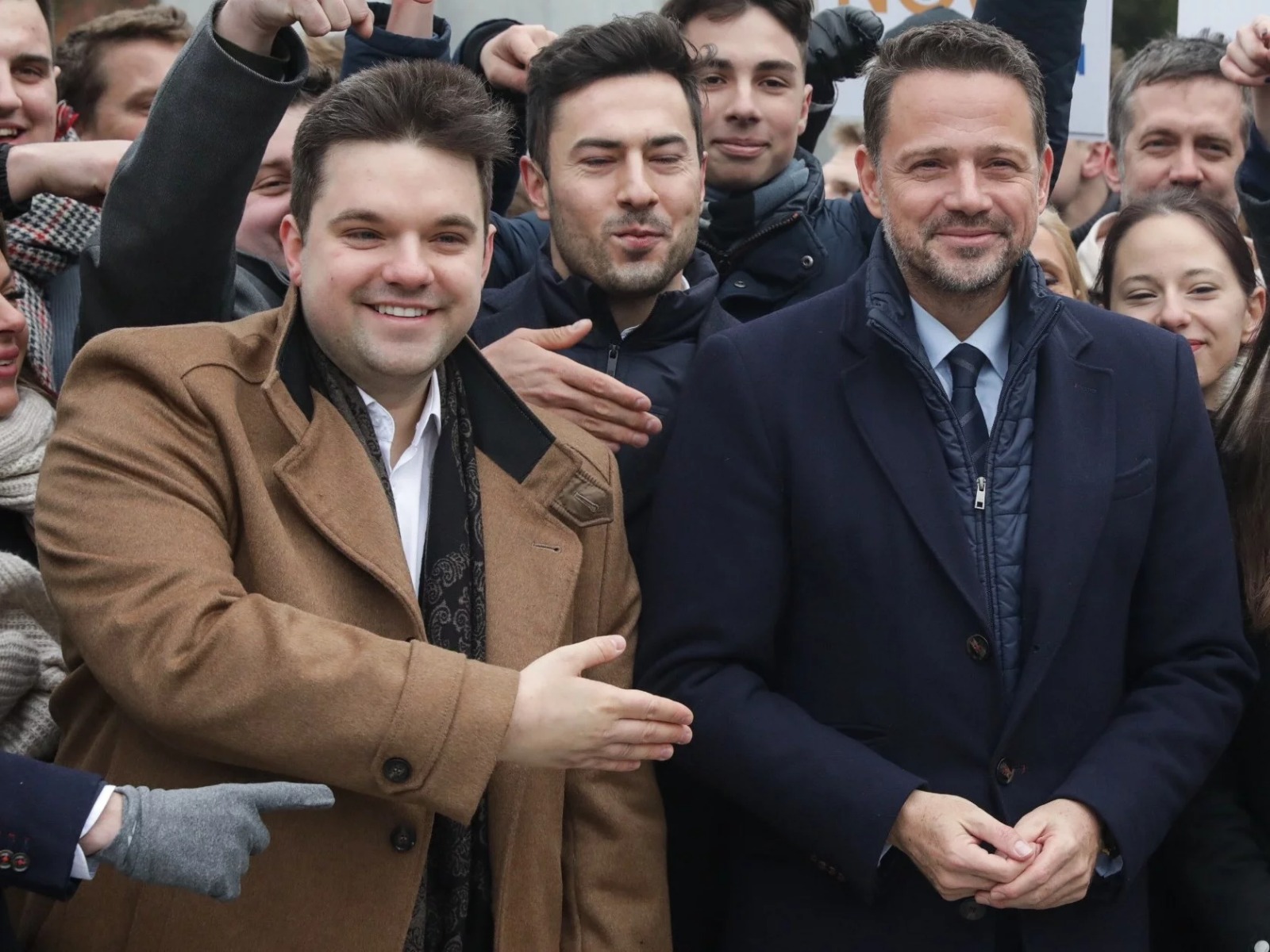 Rafał Trzaskowski w tłumie